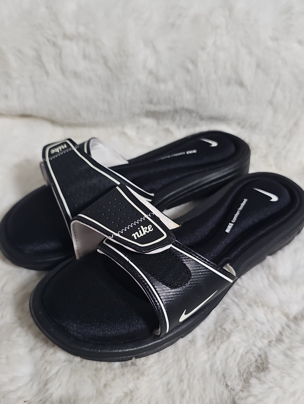NWOT! Nike Women's Black and White Slide Sandals with Velcro Strap